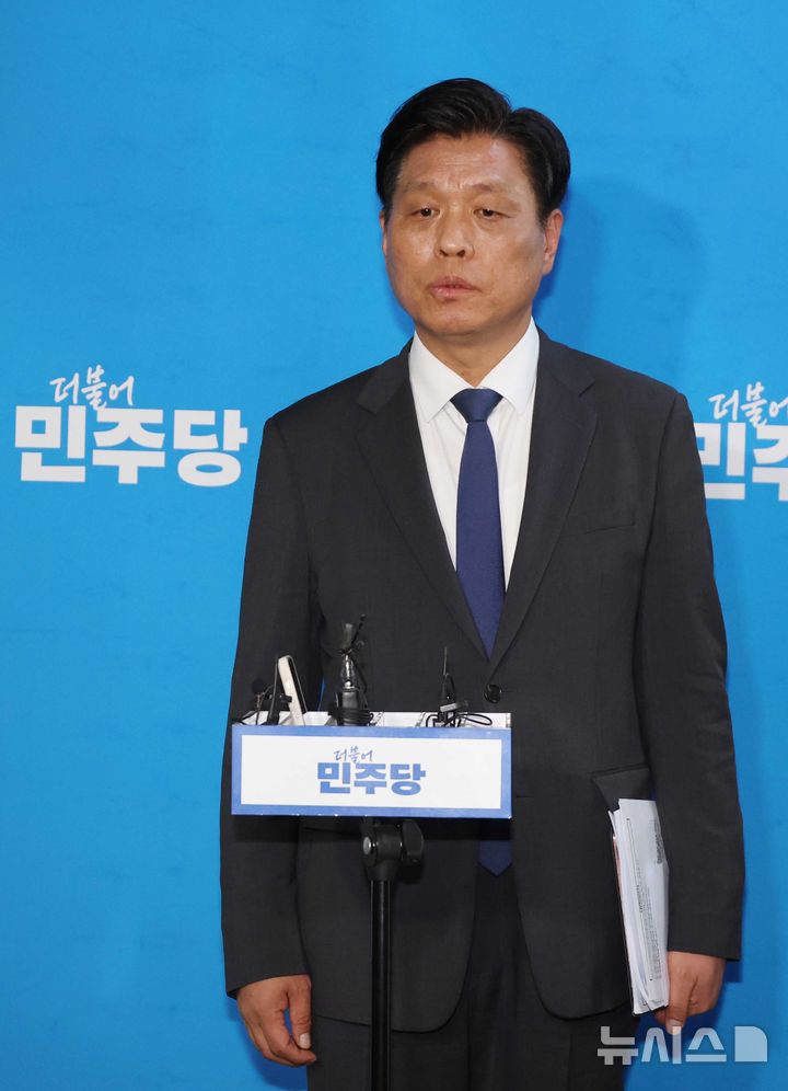 [서울=뉴시스] 조성봉 기자= 조승래 더불어민주당 사무총장이 24일 오후 서울 여의도 국회에서 열린 당무위원회에서 '당원 1인 1투표제' 관련 논의를 마치고 취재진의 질문에 답변하고 있다. 2025.11.24. suncho21@newsis.com