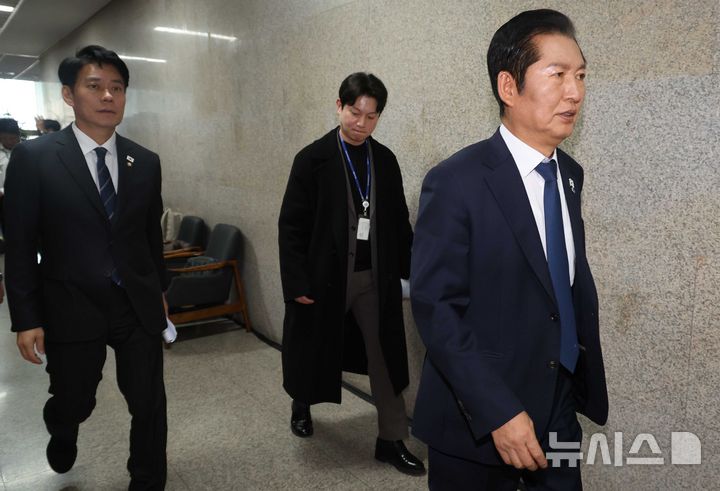 [서울=뉴시스] 조성봉 기자= 정청래 더불어민주당 대표가 24일 오후 서울 여의도 국회에서 열린 당무위원회에서 '당원 1인 1투표제' 관련 논의를 마치고 밖으로 나서고 있다. 2025.11.24. suncho21@newsis.com