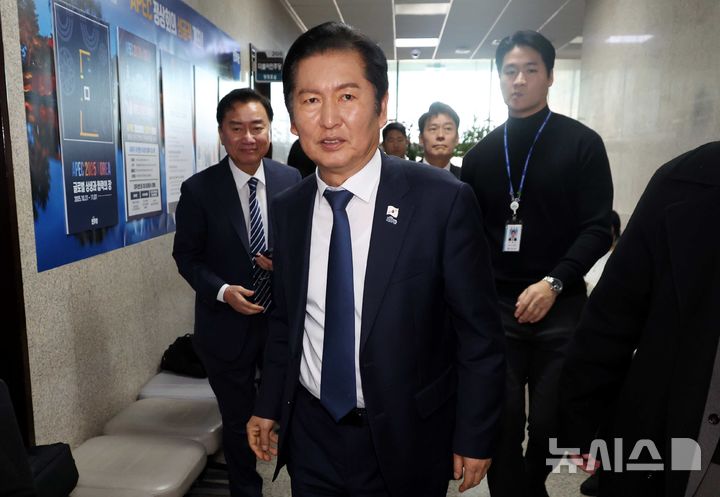 [서울=뉴시스] 조성봉 기자= 정청래 더불어민주당 대표가 24일 오후 서울 여의도 국회에서 열린 당무위원회에서 '당원 1인 1투표제' 관련 논의를 마치고 밖으로 나서고 있다. 2025.11.24. suncho21@newsis.com