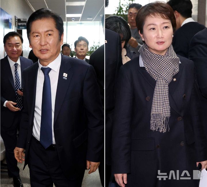 [서울=뉴시스] 조성봉 기자= 정청래(왼쪽 사진) 더불어민주당 대표와 이언주 최고위원이 24일 오후 서울 여의도 국회에서 열린 당무위원회에서 '당원 1인 1투표제' 관련 논의를 마치고 밖으로 나서고 있다. 민주당은 대의원·권리당원 '1인1표제' 당헌·당규 개정을 결정할 중앙위원회 소집을 오는 28일에서 다음 달 5일로 연기할 예정이다. 2025.11.24. suncho21@newsis.com