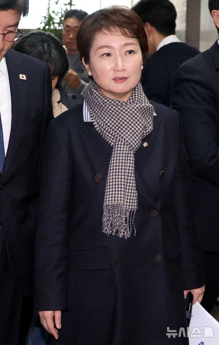 [서울=뉴시스] 조성봉 기자= 이언주 더불어민주당 최고위원이 24일 오후 서울 여의도 국회에서 열린 당무위원회에서 '당원 1인 1투표제' 관련 논의를 마치고 밖으로 나서고 있다. 2025.11.24. suncho21@newsis.com