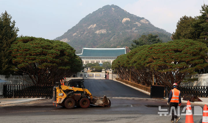 [서울=뉴시스] 홍효식 기자 = 24일 서울 종로구 청와대 앞 도로에서 관계자들이 작업하고 있다.대통령실이 다음 달 중순부터 시설·보안 점검 상태와 부서별 준비 상황에 맞춰 청와대로 순차 이전한다. 대통령실 관계자는 "아직 마무리해야 할 시설·보안 공사 등이 남아 있어 청와대 이전은 12월 둘째 주부터 본격적으로 시작될 것"이라고 23일 밝혔다. 2025.11.24. yesphoto@newsis.com