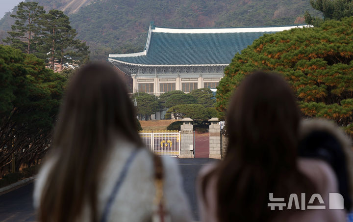 [서울=뉴시스] 홍효식 기자 = 24일 서울 종로구 청와대 전경.대통령실이 다음 달 중순부터 시설·보안 점검 상태와 부서별 준비 상황에 맞춰 청와대로 순차 이전한다. 대통령실 관계자는 "아직 마무리해야 할 시설·보안 공사 등이 남아 있어 청와대 이전은 12월 둘째 주부터 본격적으로 시작될 것"이라고 23일 밝혔다. 2025.11.24. yesphoto@newsis.com