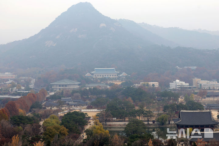 [서울=뉴시스] 홍효식 기자 = 24일 서울 종로구 정부서울청사에서 바라본 청와대. 대통령실이 다음 달 중순부터 시설·보안 점검 상태와 부서별 준비 상황에 맞춰 청와대로 순차 이전한다. 대통령실 관계자는 "아직 마무리해야 할 시설·보안 공사 등이 남아 있어 청와대 이전은 12월 둘째 주부터 본격적으로 시작될 것"이라고 23일 밝혔다. 2025.11.24. yesphoto@newsis.com