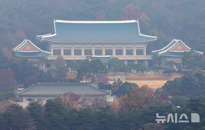[서울=뉴시스] 홍효식 기자 = 24일 서울 종로구 정부서울청사에서 바라본 청와대. 대통령실이 다음 달 중순부터 시설·보안 점검 상태와 부서별 준비 상황에 맞춰 청와대로 순차 이전한다. 대통령실 관계자는 "아직 마무리해야 할 시설·보안 공사 등이 남아 있어 청와대 이전은 12월 둘째 주부터 본격적으로 시작될 것"이라고 23일 밝혔다. 2025.11.24. yesphoto@newsis.com