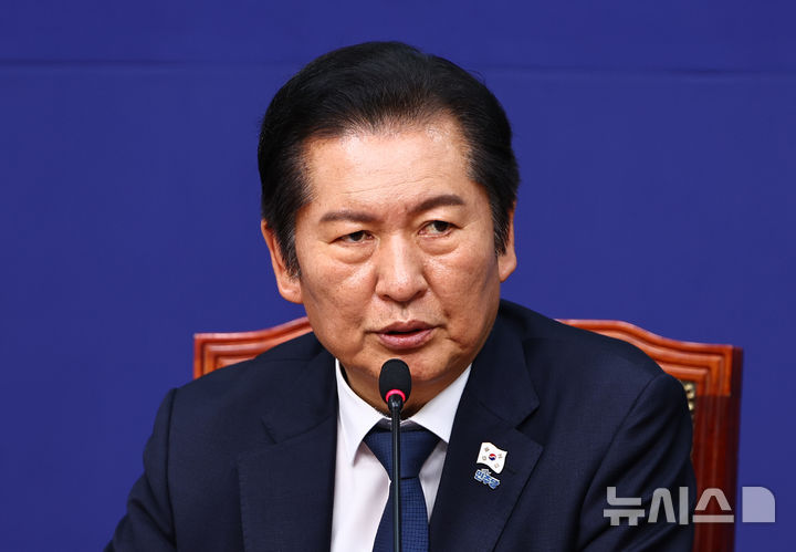 [서울=뉴시스] 김명년 기자 = 정청래 더불어민주당 대표가 지난 24일 오후 서울 여의도 국회에서 열린 민주당 국방안보특별위원회 출범식 및 제1차 회의에서 발언하고 있다. 2025.11.24. kmn@newsis.com