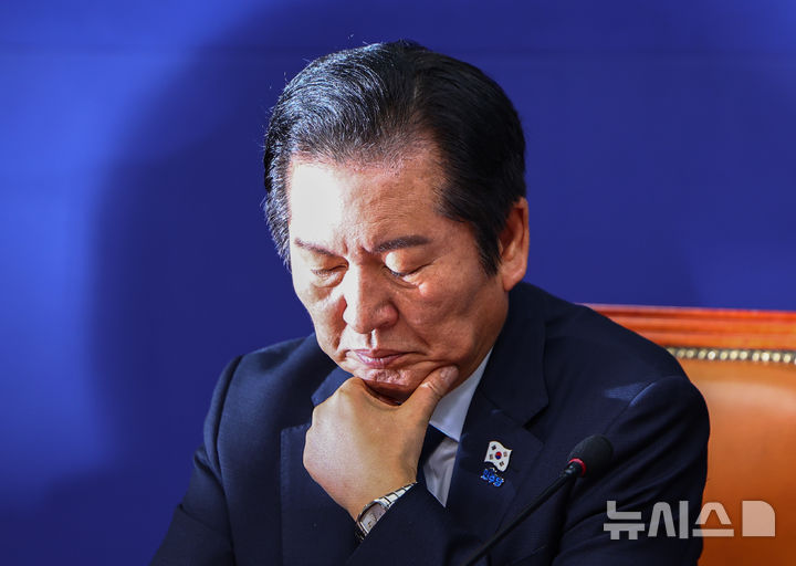 [서울=뉴시스] 김명년 기자 = 정청래 더불어민주당 대표가 24일 오후 서울 여의도 국회에서 열린 민주당 국방안보특별위원회 출범식 및 제1차 회의에서 생각에 잠겨 있다. 2025.11.24. kmn@newsis.com