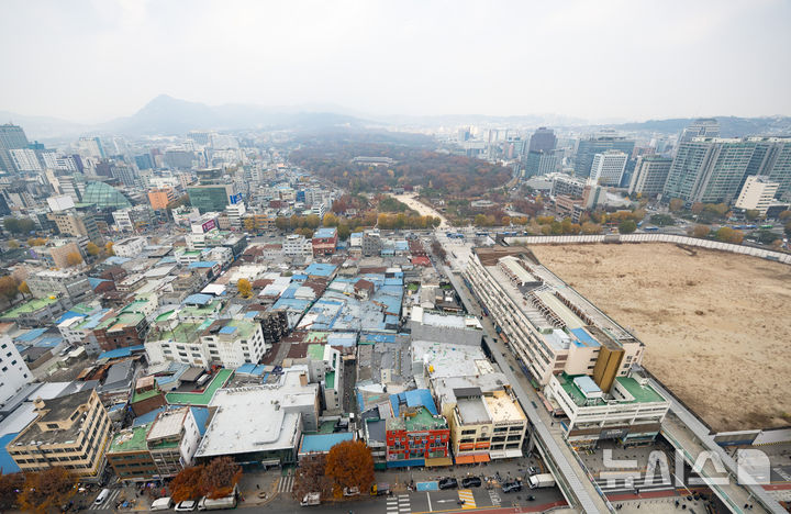 [서울=뉴시스] 황준선 기자 = 유네스코 세계유산인 종묘 인근 세운4구역의 고층 건물 개발을 두고 서울시와 정부의 갈등이 심화되고 있는 24일 서울 종로구 종묘와 세운4구역의 모습. 2025.11.24. hwang@newsis.com