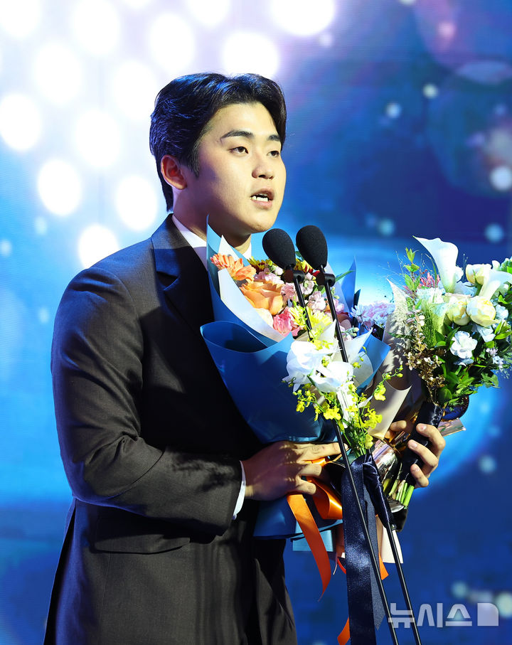 [서울=뉴시스] 최진석 기자 = kt 박영현이 24일 서울 송파구 롯데호텔 월드에서 열린 '2025 KBO 리그 시상식'에서 KBO 투수부문 세이브상을 수상 후 소감을 밝히고 있다. 2025.11.24. myjs@newsis.com