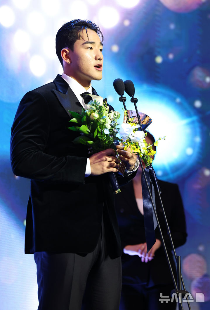 [서울=뉴시스] 최진석 기자 = kt 안현민이 24일 서울 송파구 롯데호텔 월드에서 열린 '2025 KBO 리그 시상식'에서 KBO 타자부문 출루율상을 수상 후 소감을 밝히고 있다. 2025.11.24. myjs@newsis.com