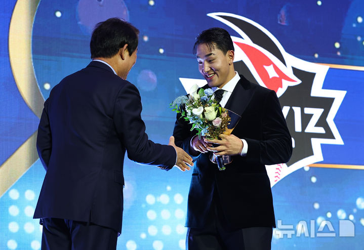 [서울=뉴시스] 최진석 기자 = kt 안현민이 24일 서울 송파구 롯데호텔 월드에서 열린 '2025 KBO 리그 시상식'에서 KBO 타자부문 출루율상을 수상하고 있다. 2025.11.24. myjs@newsis.com