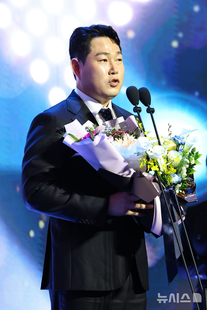 [서울=뉴시스] 최진석 기자 = 두산 양의지가 24일 서울 송파구 롯데호텔 월드에서 열린 '2025 KBO 리그 시상식'에서 KBO 타자부문 타율상을 수상 후 소감을 밝히고 있다. 2025.11.24. myjs@newsis.com