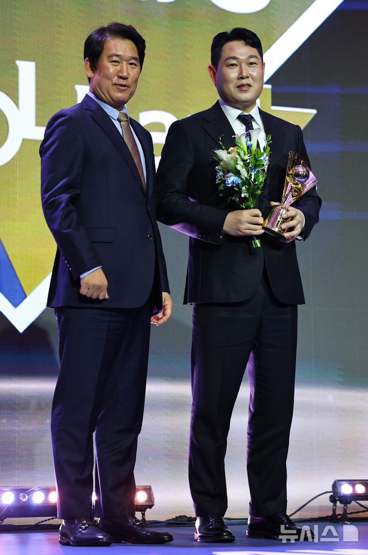 [서울=뉴시스] 최진석 기자 = 두산 양의지가 24일 서울 송파구 롯데호텔 월드에서 열린 '2025 KBO 리그 시상식'에서 KBO 타자부문 타율상을 수상 후 조계현 전력강화위원장과 기념촬영하고 있다. 2025.11.24. myjs@newsis.com