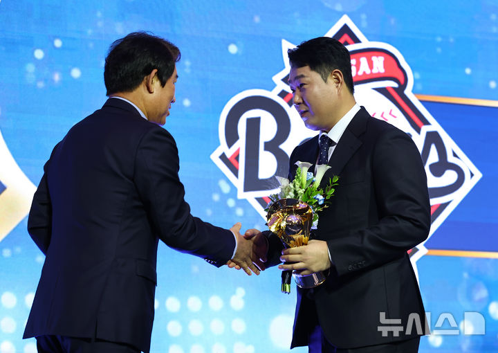 [서울=뉴시스] 최진석 기자 = 두산 양의지가 24일 서울 송파구 롯데호텔 월드에서 열린 '2025 KBO 리그 시상식'에서 KBO 타자부문 타율상을 수상하고 있다. 2025.11.24. myjs@newsis.com