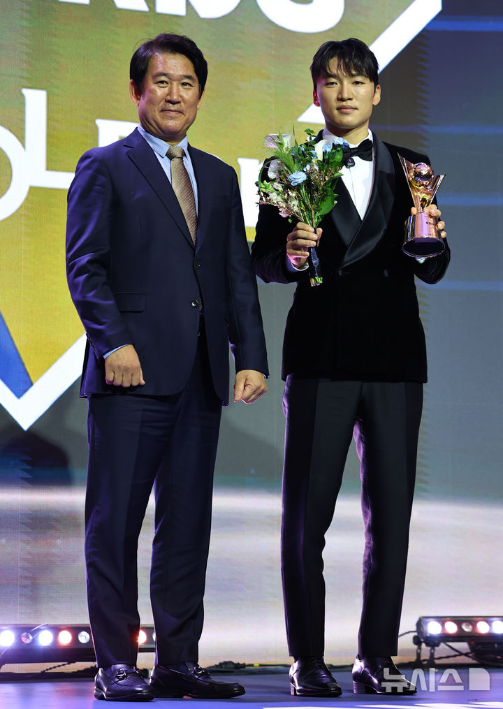 [서울=뉴시스] 최진석 기자 = LG 박해민이 24일 서울 송파구 롯데호텔 월드에서 열린 '2025 KBO 리그 시상식'에서 KBO 타자부문 도루상을 수상 후 조계현 전력강화위원장과 기념촬영하고 있다. 2025.11.24. myjs@newsis.com