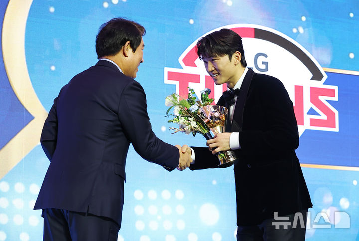 [서울=뉴시스] 최진석 기자 = LG 박해민이 24일 서울 송파구 롯데호텔 월드에서 열린 '2025 KBO 리그 시상식'에서 KBO 타자부문 도루상을 수상하고 있다. 2025.11.24. myjs@newsis.com