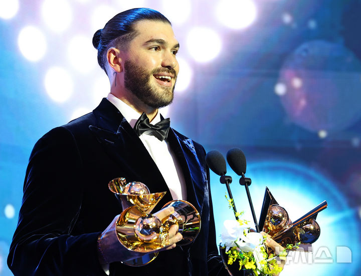 [서울=뉴시스] 최진석 기자 = 한화 폰세가 24일 서울 송파구 롯데호텔 월드에서 열린 '2025 KBO 리그 시상식'에서 KBO 투수부문 평균자책점, 승리, 탈삼진, 승률상을 수상 후 소감을 밝히고 있다. 2025.11.24. myjs@newsis.com