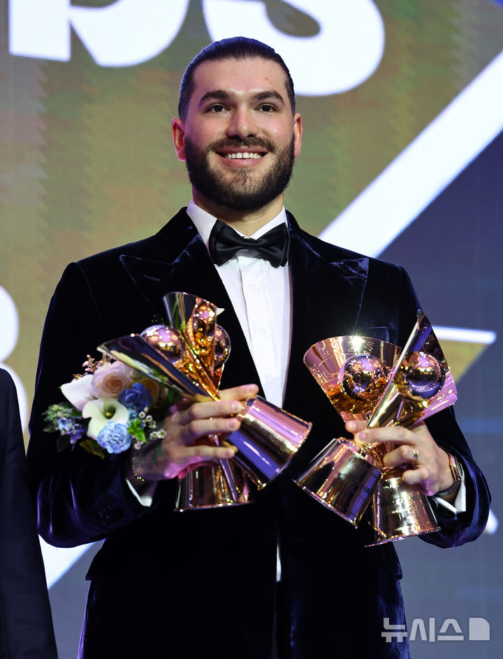 [서울=뉴시스] 최진석 기자 = 한화 폰세가 24일 서울 송파구 롯데호텔 월드에서 열린 '2025 KBO 리그 시상식'에서 KBO 투수부문 평균자책점, 승리, 탈삼진, 승률상을 수상 후 기념촬영하고 있다. 2025.11.24. myjs@newsis.com