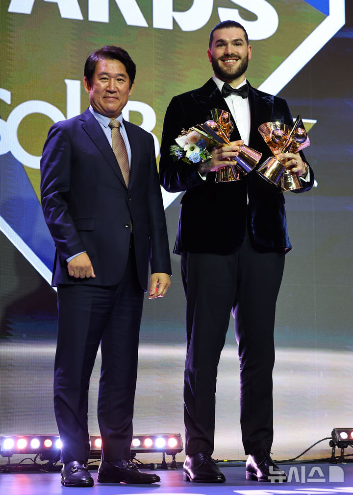 [서울=뉴시스] 최진석 기자 = 한화 폰세가 24일 서울 송파구 롯데호텔 월드에서 열린 '2025 KBO 리그 시상식'에서 KBO 투수부문 평균자책점, 승리, 탈삼진, 승률상을 수상 후 조계현 전력강화위원장과 기념촬영하고 있다. 2025.11.24. myjs@newsis.com