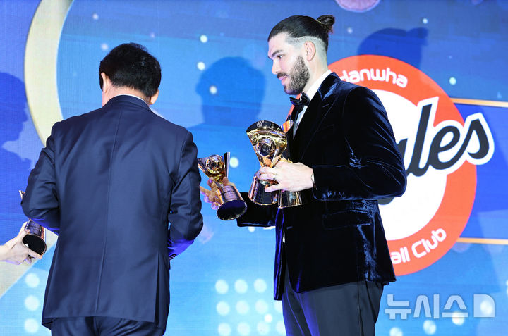 [서울=뉴시스] 최진석 기자 = 한화 폰세가 24일 서울 송파구 롯데호텔 월드에서 열린 '2025 KBO 리그 시상식'에서 KBO 투수부문 평균자책점, 승리, 탈삼진, 승률상을 수상하고 있다. 2025.11.24. myjs@newsis.com