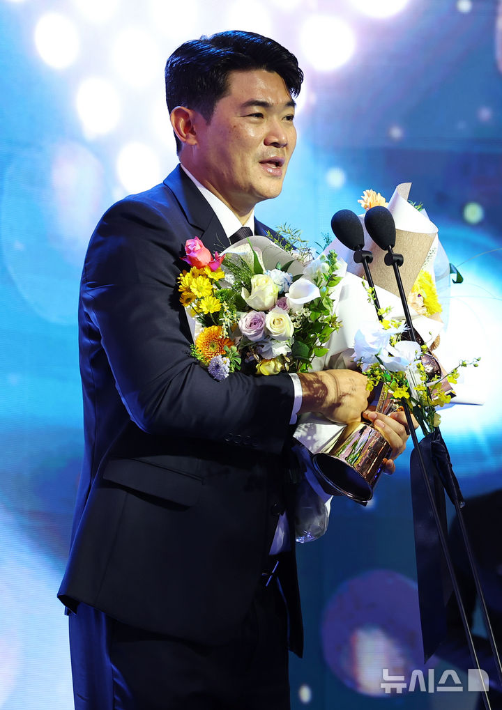 [서울=뉴시스] 최진석 기자 = SSG 노경은이 24일 서울 송파구 롯데호텔 월드에서 열린 '2025 KBO 리그 시상식'에서 KBO 투수부문 세이브상을 수상 후 소감을 밝히고 있다. 2025.11.24. myjs@newsis.com