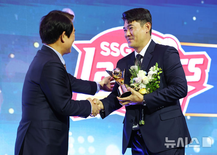 [서울=뉴시스] 최진석 기자 = SSG 노경은이 24일 서울 송파구 롯데호텔 월드에서 열린 '2025 KBO 리그 시상식'에서 KBO 투수부문 세이브상을 수상하고 있다. 2025.11.24. myjs@newsis.com