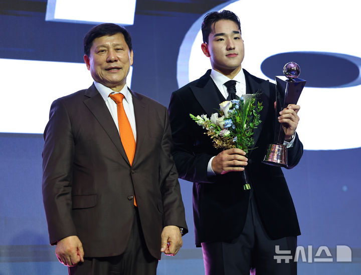 [서울=뉴시스] 최진석 기자 = kt 안현민이 24일 서울 송파구 롯데호텔 월드에서 열린 '2025 KBO 리그 시상식'에서 신인상을 수상 후 허구연 KBO 총재와 기념촬영하고 있다. 2025.11.24. myjs@newsis.com