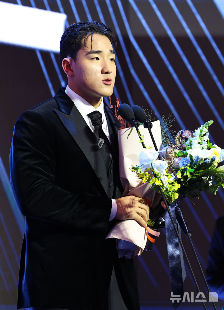 [서울=뉴시스] 최진석 기자 = kt 안현민이 24일 서울 송파구 롯데호텔 월드에서 열린 '2025 KBO 리그 시상식'에서 신인상을 수상 후 소감을 밝히고 있다. 2025.11.24. myjs@newsis.com