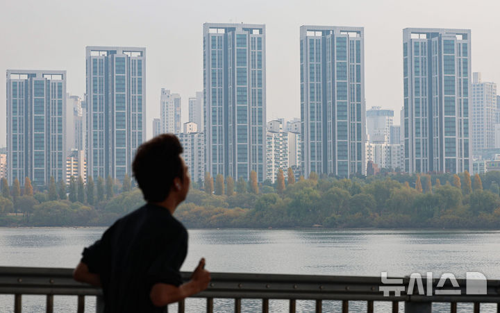 [서울=뉴시스] 권창회 기자 = 24일 서울 잠수교에서 바라본 아파트 단지 모습. 2025.11.24. kch0523@newsis.com