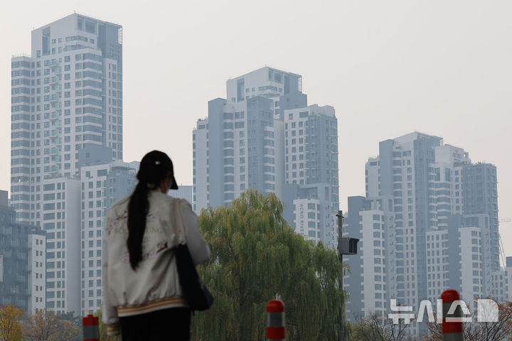 [서울=뉴시스] 권창회 기자 = 사진은 지난 24일 서울 잠수교에서 바라본 아파트 단지 모습. 2025.11.24. kch0523@newsis.com