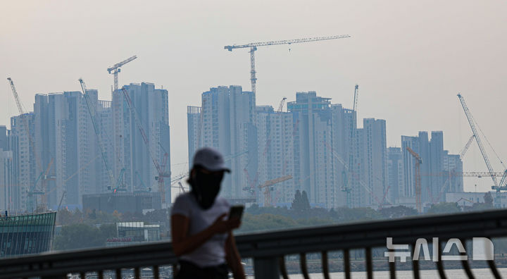 [서울=뉴시스] 권창회 기자 = 24일 서울 잠수교에서 바라본 지어지고 있는 아파트 단지 모습. 2025.11.24. kch0523@newsis.com