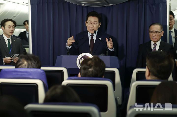 [앙카라=뉴시스] 최동준 기자 = G20 정상회의 일정을 마친 이재명 대통령이 23일(현지 시간) 남아프리카공화국 요하네스버그에서 튀르키예 앙카라로 향하는 공군 1호기에서 순방 기내 기자간담회를 하고 있다. 2025.11.24. photocdj@newsis.com