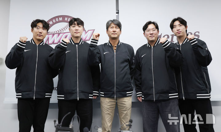 [서울=뉴시스] 김진아 기자 = 설종진(가운데) 키움 히어로즈 감독이 24일 서울 고척스카이돔에서 키움 2차 드래프트 지명 선수인 추재현, 박진형, 안치홍, 배동현과 인사를 나눈 뒤 기념촬영을 하고 있다. 2025.11.24. bluesoda@newsis.com