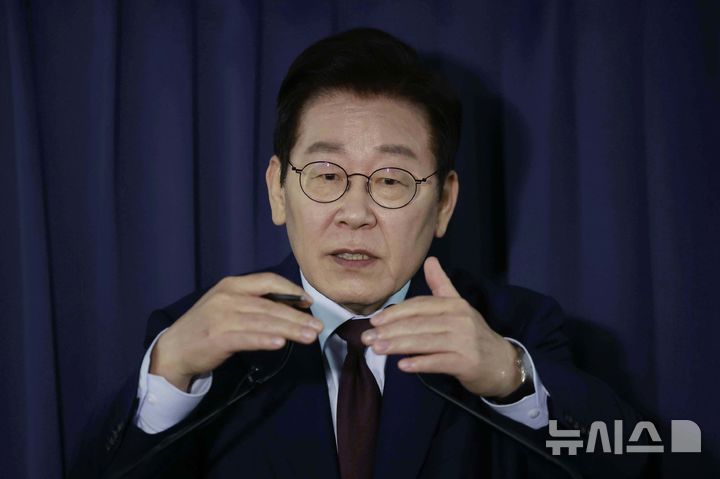 [앙카라=뉴시스] 최동준 기자 = G20 정상회의 일정을 마친 이재명 대통령이 23일(현지 시간) 남아프리카공화국 요하네스버그에서 튀르키예 앙카라로 향하는 공군 1호기에서 순방 기내 기자간담회를 하고 있다. 2025.11.24. photocdj@newsis.com