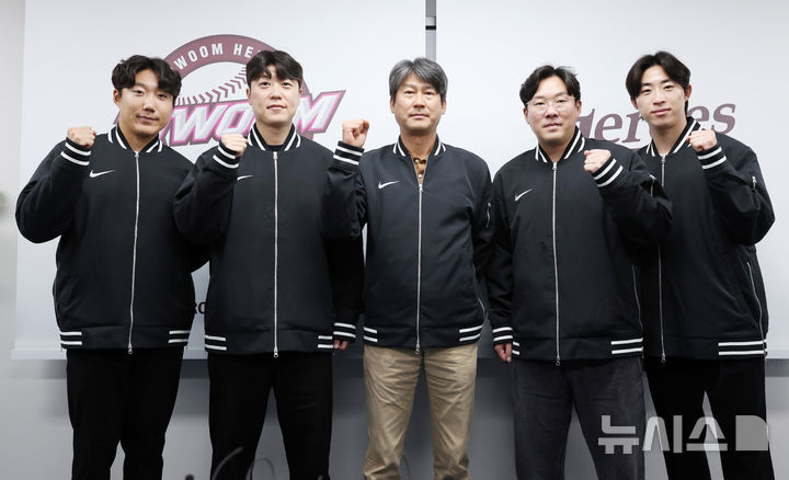 [서울=뉴시스] 김진아 기자 = 설종진(가운데) 키움 히어로즈 감독이 24일 서울 고척스카이돔에서 키움 2차 드래프트 지명 선수인 추재현, 박진형, 안치홍, 배동현과 인사를 나눈 뒤 기념촬영을 하고 있다. 2025.11.24. bluesoda@newsis.com