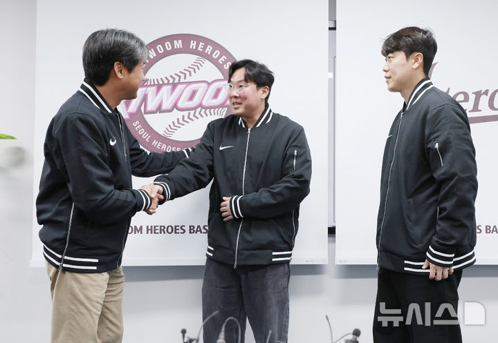 [서울=뉴시스] 김진아 기자 = 설종진(왼쪽) 키움 히어로즈 감독이 24일 서울 고척스카이돔에서 키움 2차 드래프트 지명 선수인 안치홍, 박진형과 인사를 나누고 있다. 2025.11.24. bluesoda@newsis.com