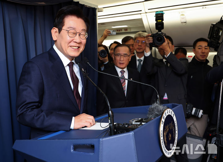 [앙카라=뉴시스] 최동준 기자 = G20 정상회의 일정을 마친 이재명 대통령이 23일(현지 시간) 중동·아프리카 순방의 마지막 방문국인 튀르키예 앙카라로 향하는 공군 1호기에서 순방 기내 기자간담회를 하며 미소 짓고 있다. 2025.11.24. photocdj@newsis.com