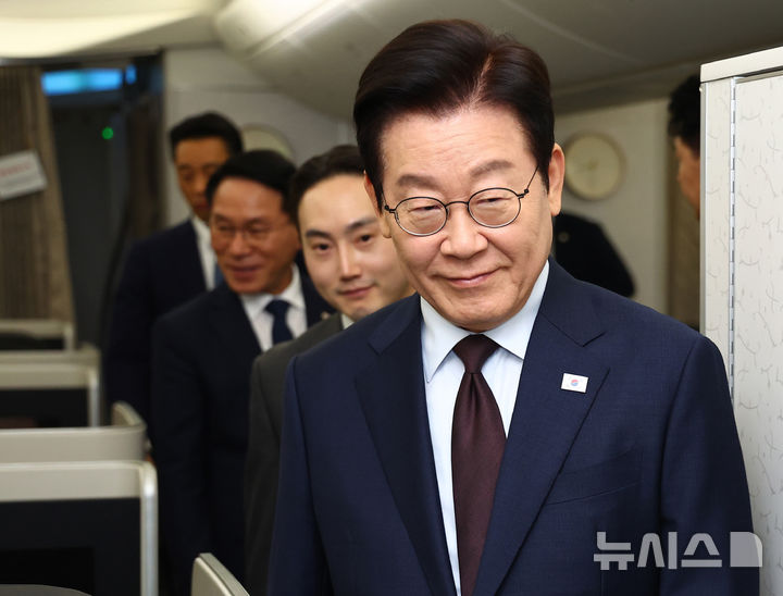 [앙카라=뉴시스] 최동준 기자 = G20 정상회의 일정을 마친 이재명 대통령이 23일(현지 시간) 남아프리카공화국 요하네스버그에서 튀르키예 앙카라로 향하는 공군 1호기에서 순방 기내 기자간담회에 입장하고 있다. 2025.11.24. photocdj@newsis.com