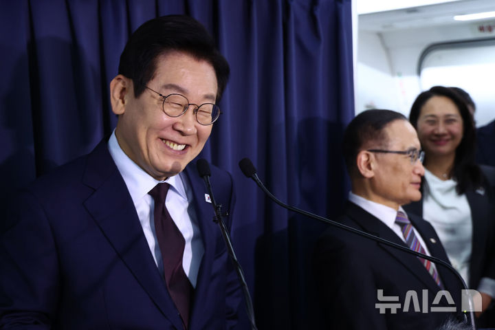 [앙카라=뉴시스] 최동준 기자 = G20 정상회의 일정을 마친 이재명 대통령이 23일(현지 시간) 중동·아프리카 순방의 마지막 방문국인 튀르키예 앙카라로 향하는 공군 1호기에서 순방 기내 기자간담회를 하며 미소 짓고 있다. 2025.11.24. photocdj@newsis.com