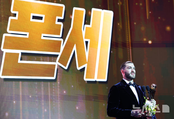 [서울=뉴시스] 최진석 기자 = 한화 폰세가 24일 서울 송파구 롯데호텔 월드에서 열린 '2025 KBO 리그 시상식'에서 MVP를 수상 후 소감을 밝히고 있다. 2025.11.24. myjs@newsis.com