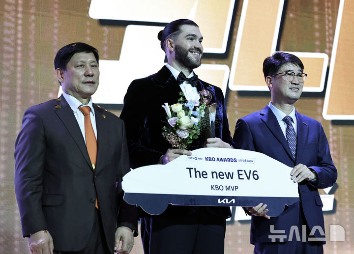 [서울=뉴시스] 최진석 기자 = 한화 폰세가 24일 서울 송파구 롯데호텔 월드에서 열린 '2025 KBO 리그 시상식'에서 MVP를 수상 후 허구연 KBO 총재와 기념촬영하고 있다. 2025.11.24. myjs@newsis.com