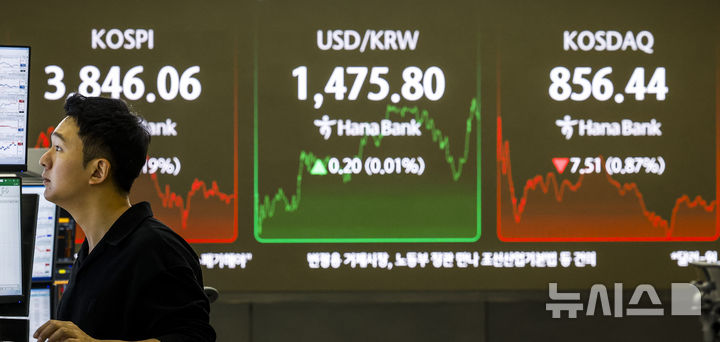 [서울=뉴시스] 정병혁 기자 = 24일 서울 중구 하나은행 딜링룸에서 직원들이 업무를 보고 있다. 이날 코스피는 전 거래일(3853.26)보다 7.20포인트(0.19%) 내린 3846.06에, 코스닥 지수는 전 거래일(863.95)보다 7.51포인트(0.87%) 하락한 856.44에 거래를 마쳤다. 서울 외환시장에서 원·달러 환율은 전 거래일 주간거래 종가(1475.6원)보다 1.5원 오른 1477.1원에 주간 거래를 마무리했다. 2025.11.24. jhope@newsis.com
