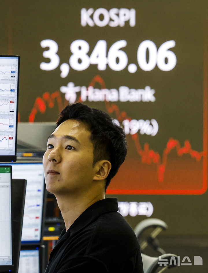 [서울=뉴시스] 정병혁 기자 = 24일 서울 중구 하나은행 딜링룸에서 직원들이 업무를 보고 있다.&nbsp; 이날 코스피는 전 거래일(3853.26)보다 7.20포인트(0.19%) 내린 3846.06에, 코스닥 지수는 전 거래일(863.95)보다 7.51포인트(0.87%) 하락한 856.44에 거래를 마쳤다. 서울 외환시장에서 원·달러 환율은 전 거래일 주간거래 종가(1475.6원)보다 1.5원 오른 1477.1원에 주간 거래를 마무리했다. 2025.11.24. jhope@newsis.com