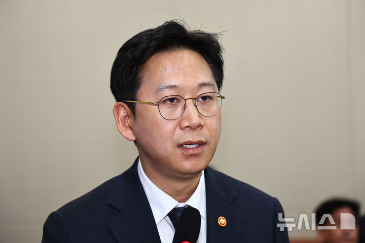 [서울=뉴시스] 김명년 기자 = 배경훈 부총리 겸 과학기술정보통신부 장관이 24일 오후 서울 여의도 국회에서 열린 과학기술정보방송통신위원회 전체회의에서 발언하고 있다. 2025.11.24. kmn@newsis.com