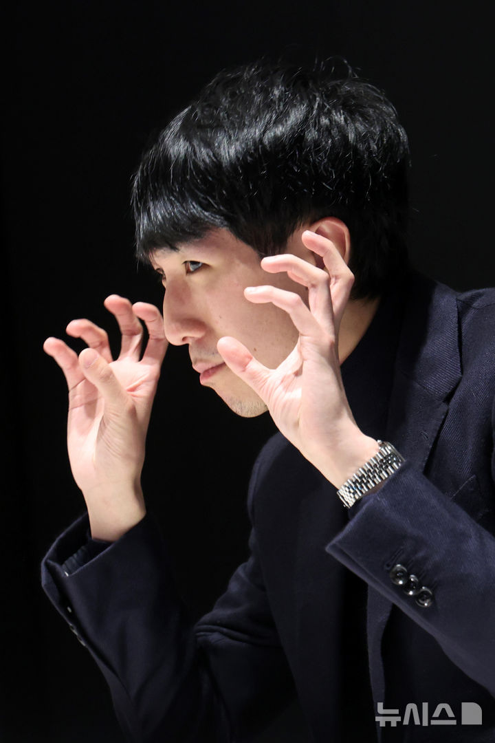 [서울=뉴시스] 박진희 기자 = 올해 쇼팽 국제 피아노 콩쿠르 우승자 피아니스트 에릭 루(Eric Lu)가 24일 서울 강남구 L7 강남 바이 롯데에서 인터뷰 하고 있다. 2025.11.24. pak7130@newsis.com