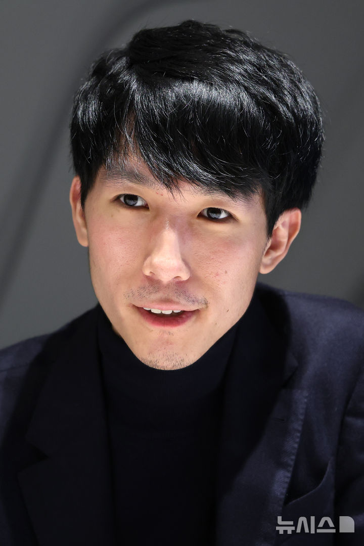 [서울=뉴시스] 박진희 기자 = 올해 쇼팽 국제 피아노 콩쿠르 우승자 피아니스트 에릭 루(Eric Lu)가 24일 서울 강남구 L7 강남 바이 롯데에서 인터뷰 하고 있다. 2025.11.24. pak7130@newsis.com