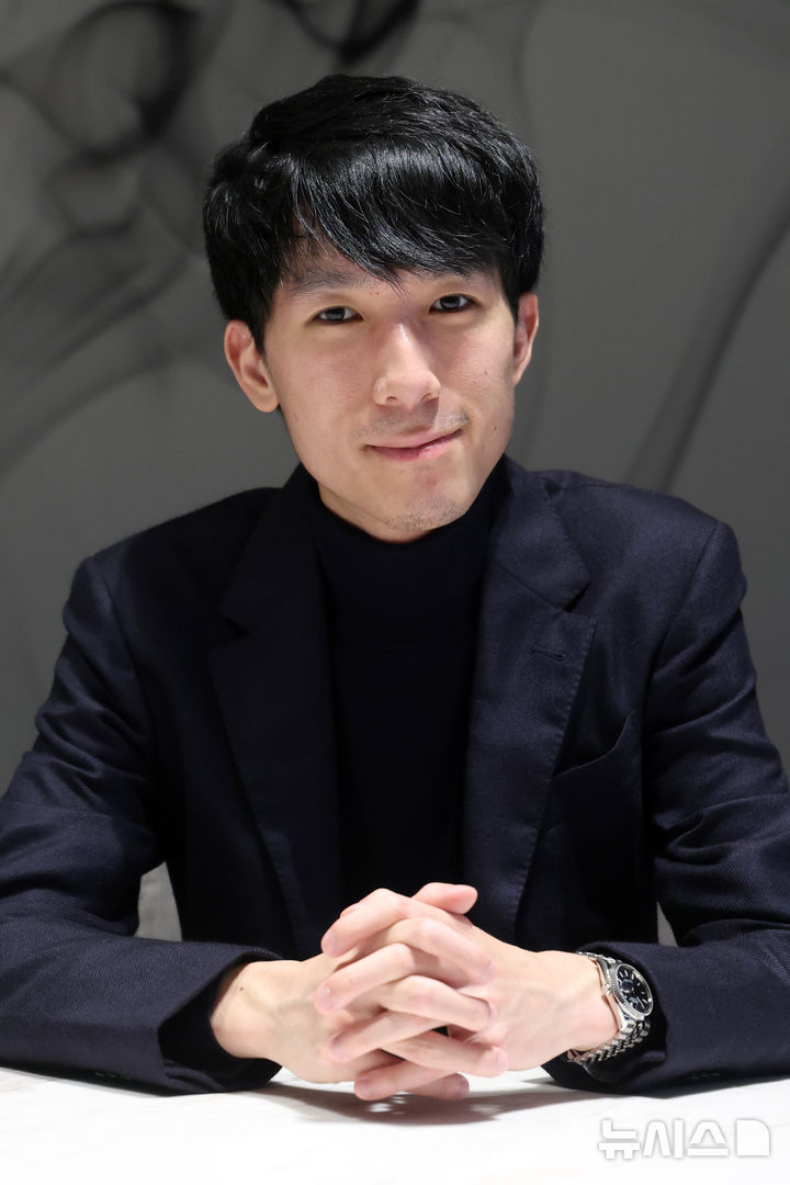 [서울=뉴시스] 박진희 기자 = 올해 쇼팽 국제 피아노 콩쿠르 우승자 피아니스트 에릭 루(Eric Lu)가 24일 서울 강남구 L7 강남 바이 롯데에서 인터뷰 하고 있다. 2025.11.24. pak7130@newsis.com