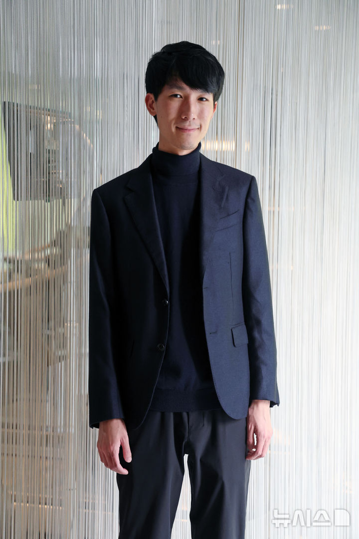 [서울=뉴시스] 박진희 기자 = 올해 쇼팽 국제 피아노 콩쿠르 우승자 피아니스트 에릭 루(Eric Lu)가 24일 서울 강남구 L7 강남 바이 롯데에서 인터뷰 하고 있다. 2025.11.24. pak7130@newsis.com