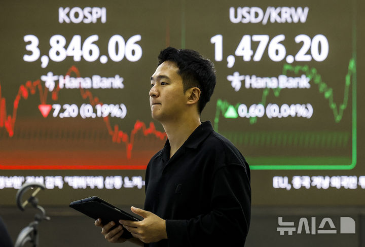 [서울=뉴시스] 정병혁 기자 = 24일 서울 중구 하나은행 딜링룸에서 직원들이 업무를 보고 있다. 2025.11.24. jhope@newsis.com