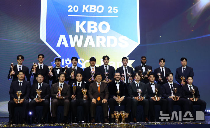[서울=뉴시스] 최진석 기자 = 허구연 KBO 총재가 24일 서울 송파구 롯데호텔 월드에서 열린 '2025 KBO 리그 시상식'에서 MVP 한화 폰세, 신인상 kt 안현민 등 수상자들과 기념촬영하고 있다. 2025.11.24. myjs@newsis.com